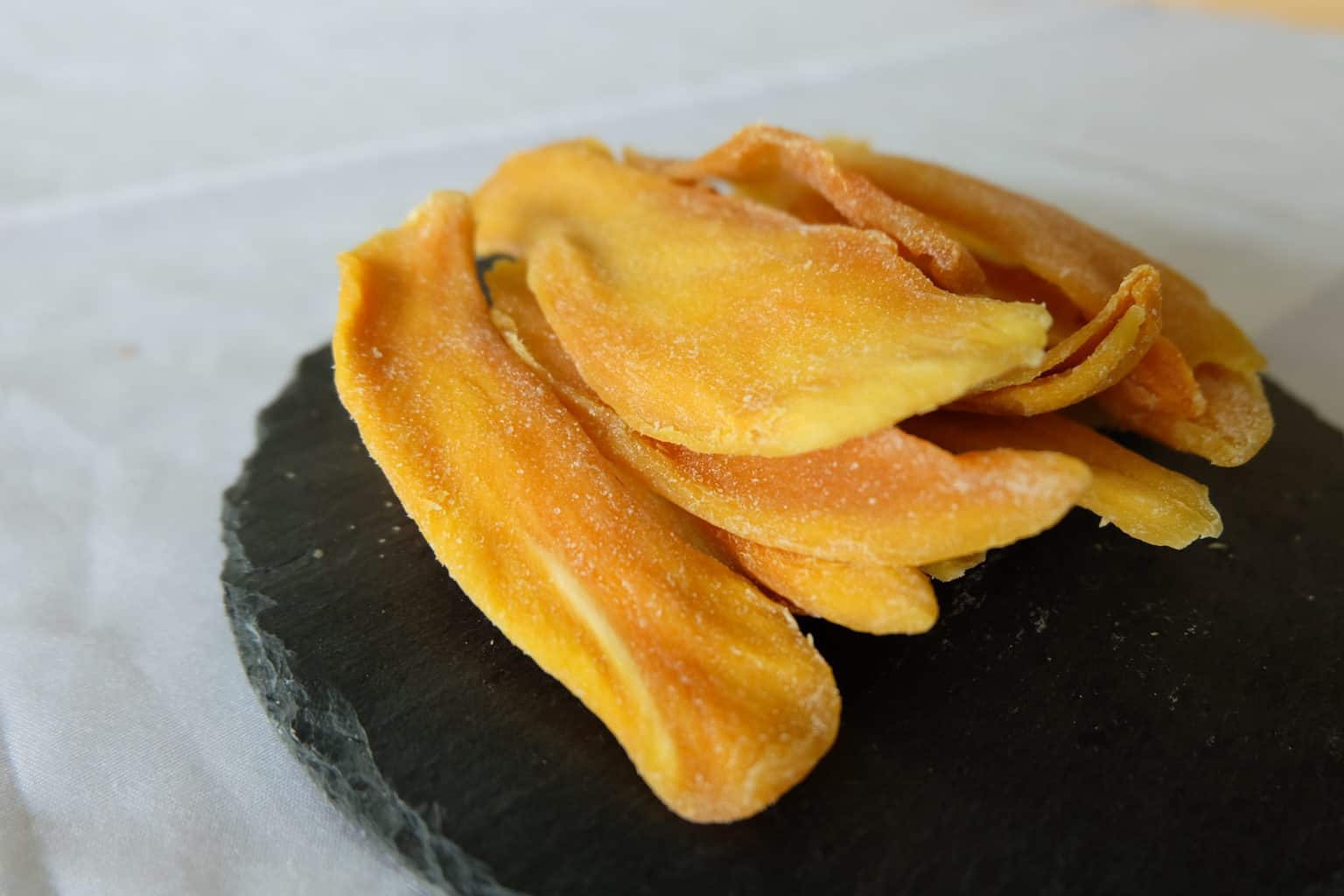 Натуральное сушеный манго из Тайланда 2% сахара Super Bunny Dried Mango купить в Москве и Московской области. mango-sushenyj-naturalnyj