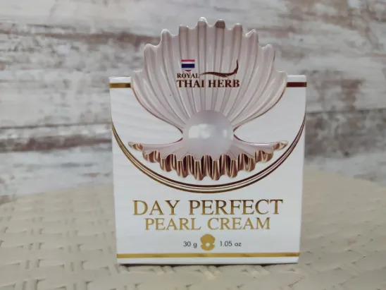 Натуральный дневной крем для лица с жемчужной пудрой Royal Thai Herb Day Perfect Pearl Cream 30 гр. Таиланд