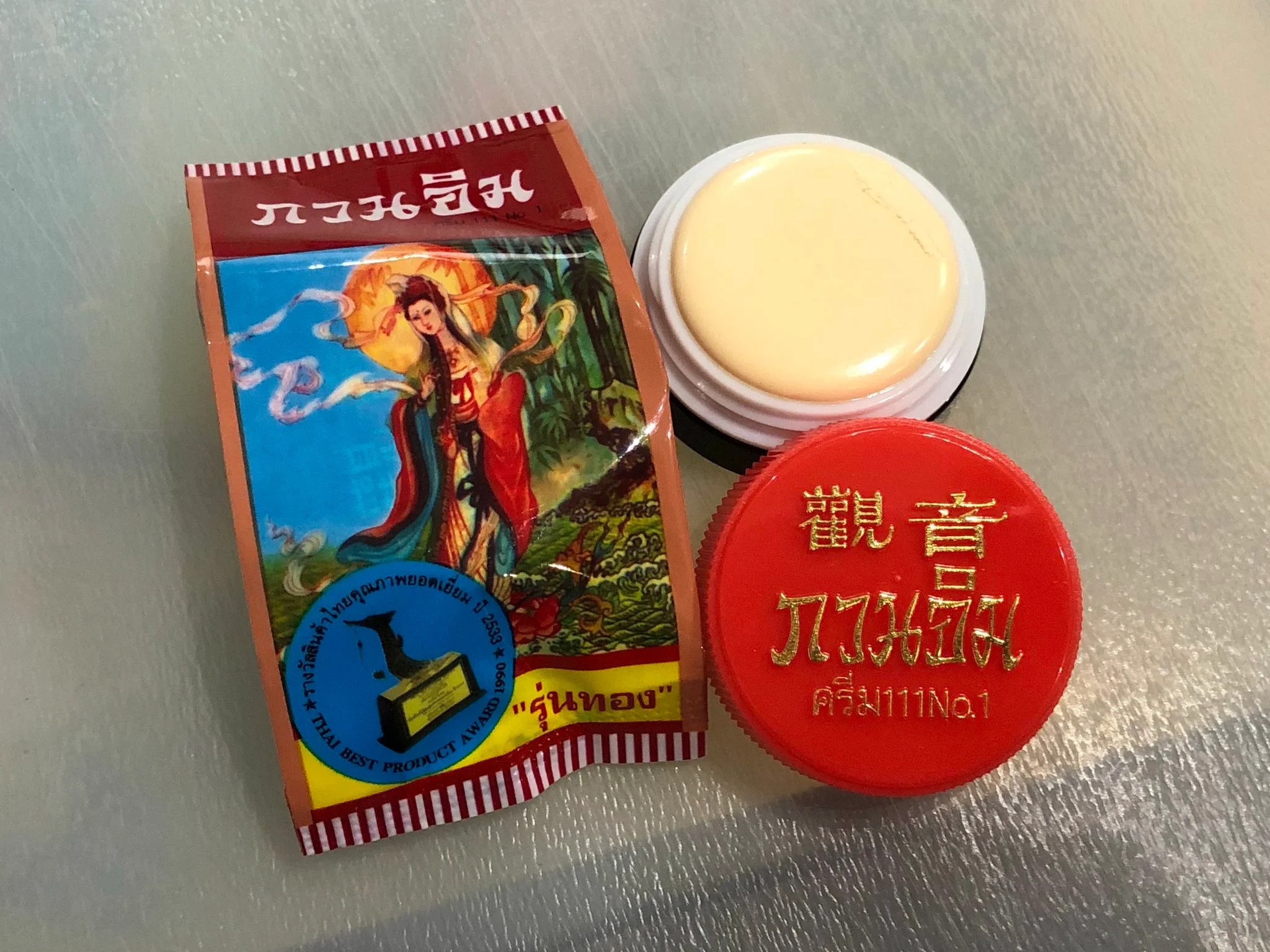 Натуральный жемчужный крем для лица из Тайланда с отбеливающим эффектом Kuan-Im Pearl Cream купить в Москве и Московской области.