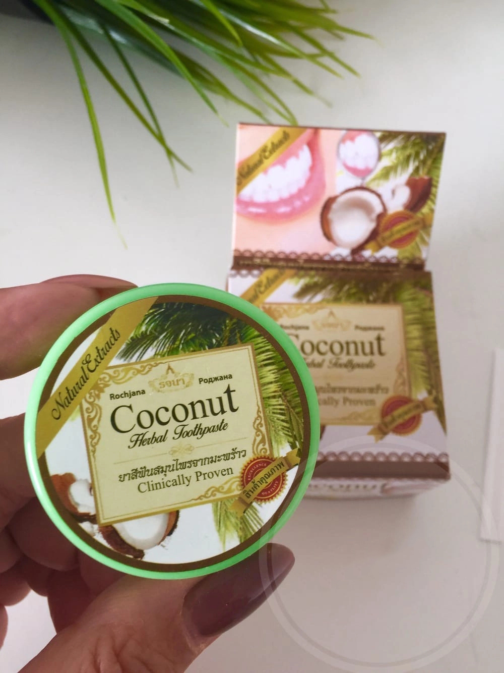 Органическая отбеливающая зубная паста из Таиланда со вкусом кокоса Rochjana