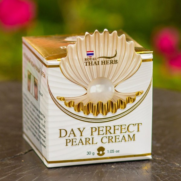 Тайский дневной крем для лица с жемчужной пудрой Royal Thai Herb Day Perfect Pearl Cream.