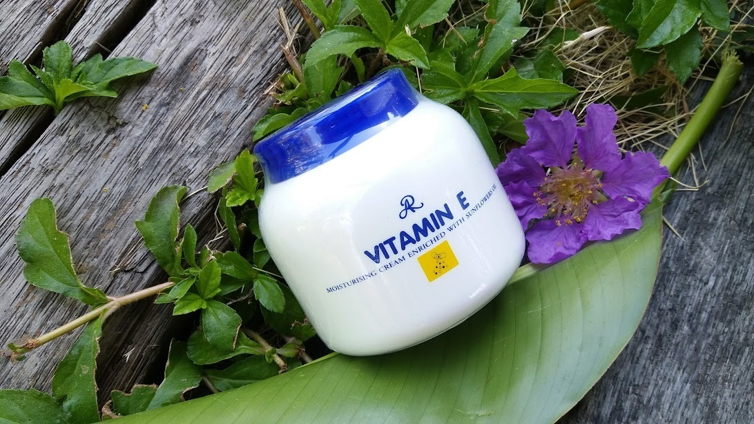 Тайский крем для тела AR с витамином Е увлажняющий AR Vitamin E cream with sunflowers oil 200 гр. таиланд