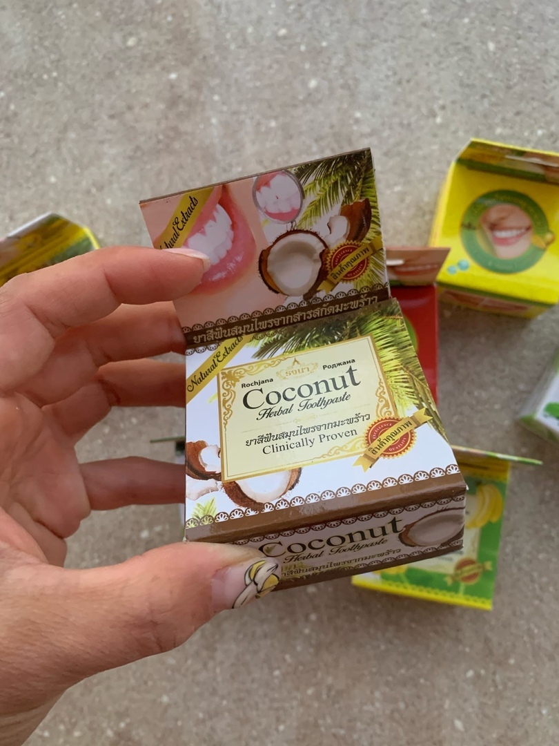 Травяная Тайская отбеливающая зубная паста Кокос Rochjana Coconut Toothpaste 30 гр.