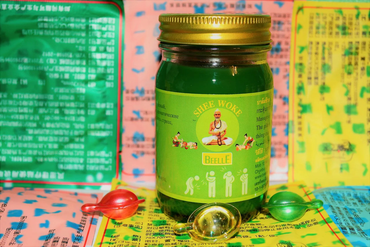 Зелёный бальзам из Тайланда купить в Москве. Тайский зеленый массажный бальзам для тела на травах с болеутоляющим эффектом Mho Shee Woke Green Balm 50 гр.